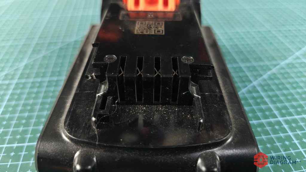 black-and-decker-20v-battery-closed