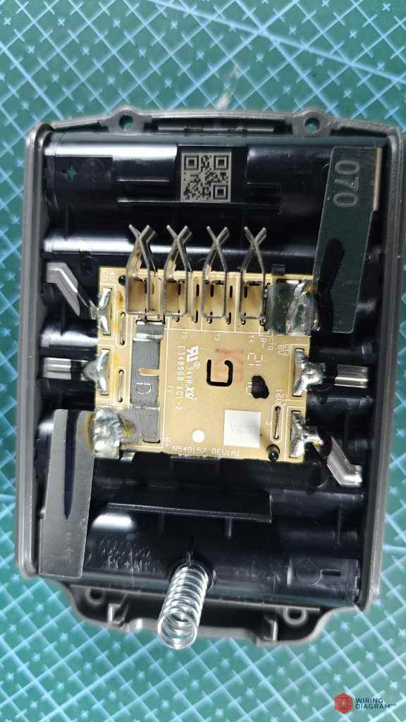 black-and-decker-20v-battery-top-view