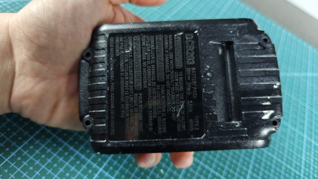 dewalt-20v-battery-bottom