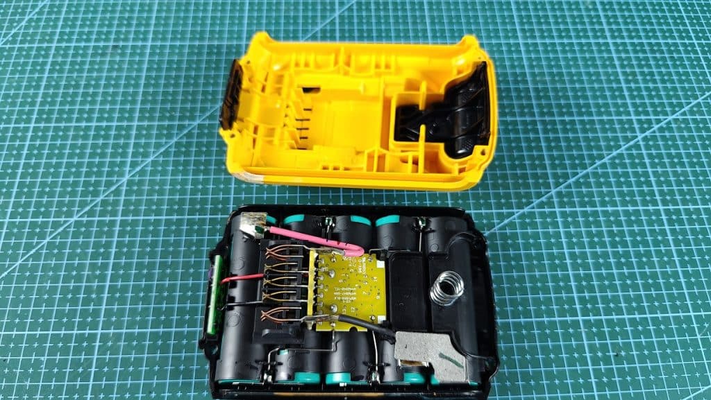 dewalt-20v-battery-cover-removed