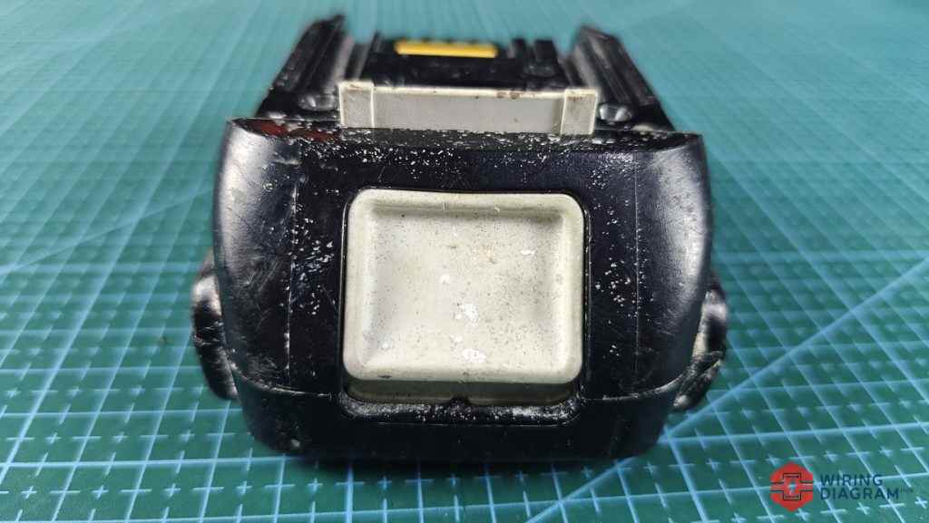 makita-18v-battery-button