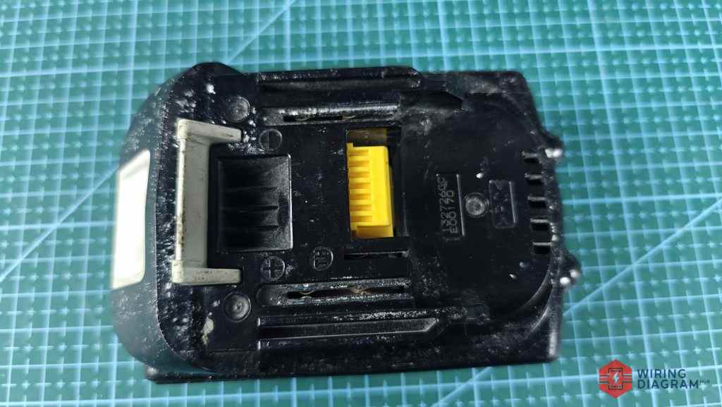 makita-18v-battery-top